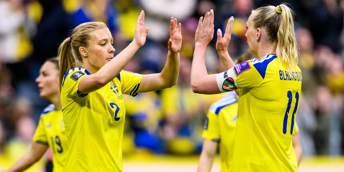 Smilla Holmberg och Stina Blackstenius firar under VM-kvalet.