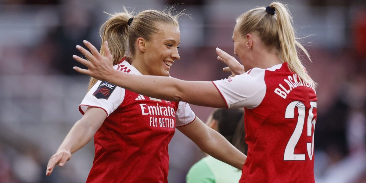 Smilla Holmberg och Stina Blackstenius