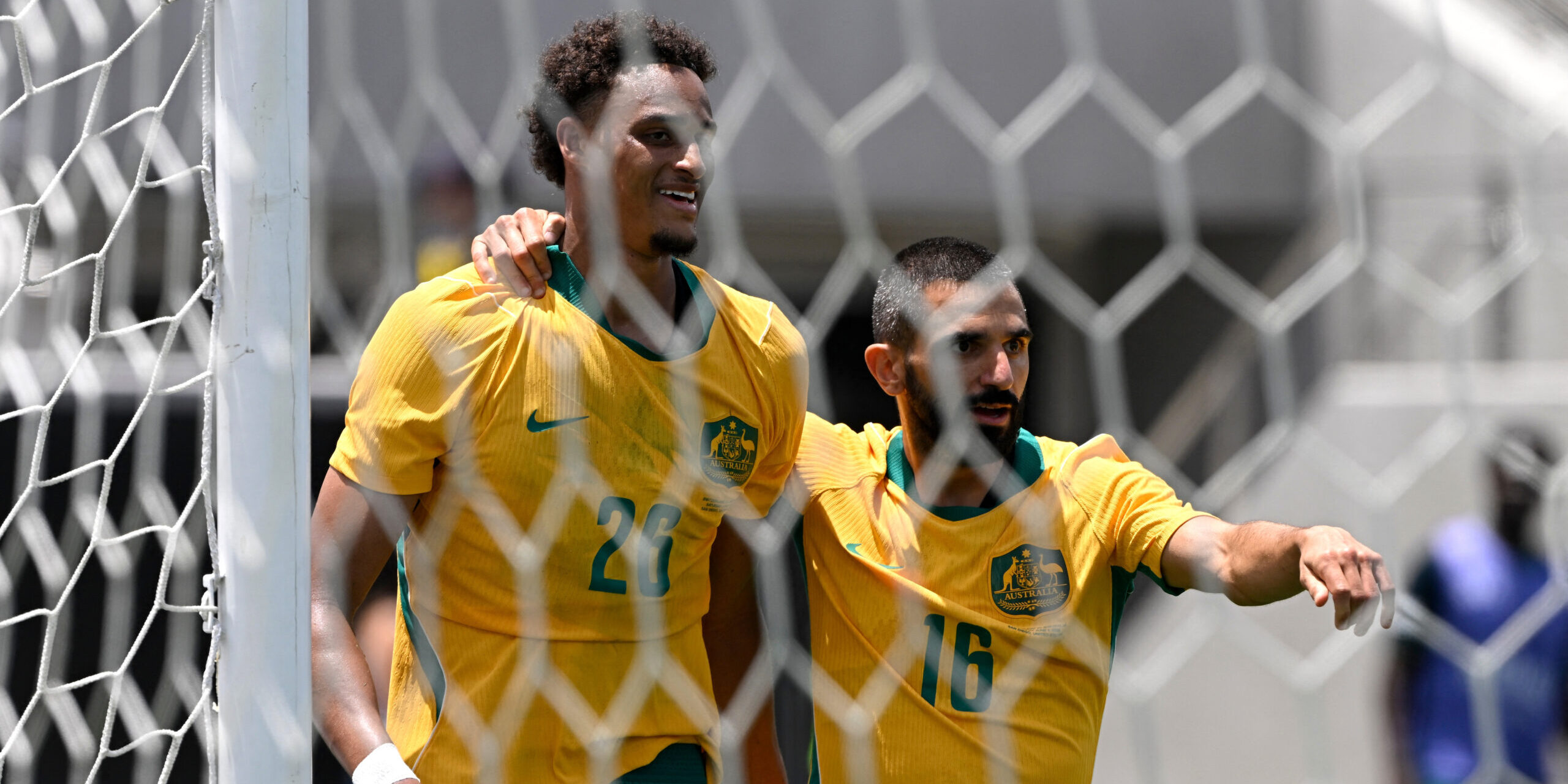 Australiens Tete Yengi och Aziz Behich under VM-genrepet.
