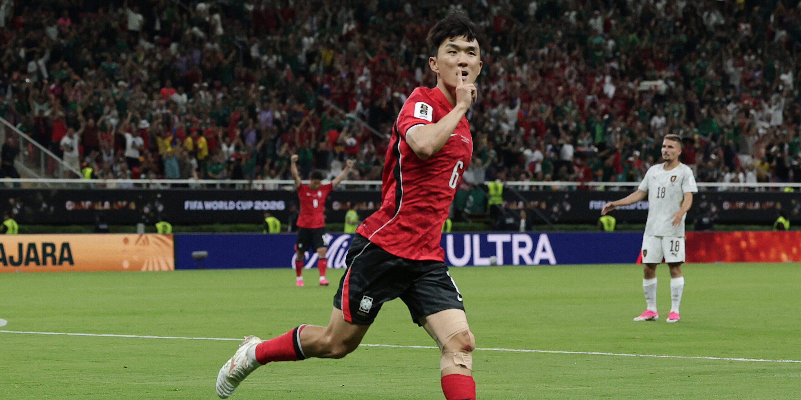 Hwang In-beom firar sitt VM-mål för Sydkorea