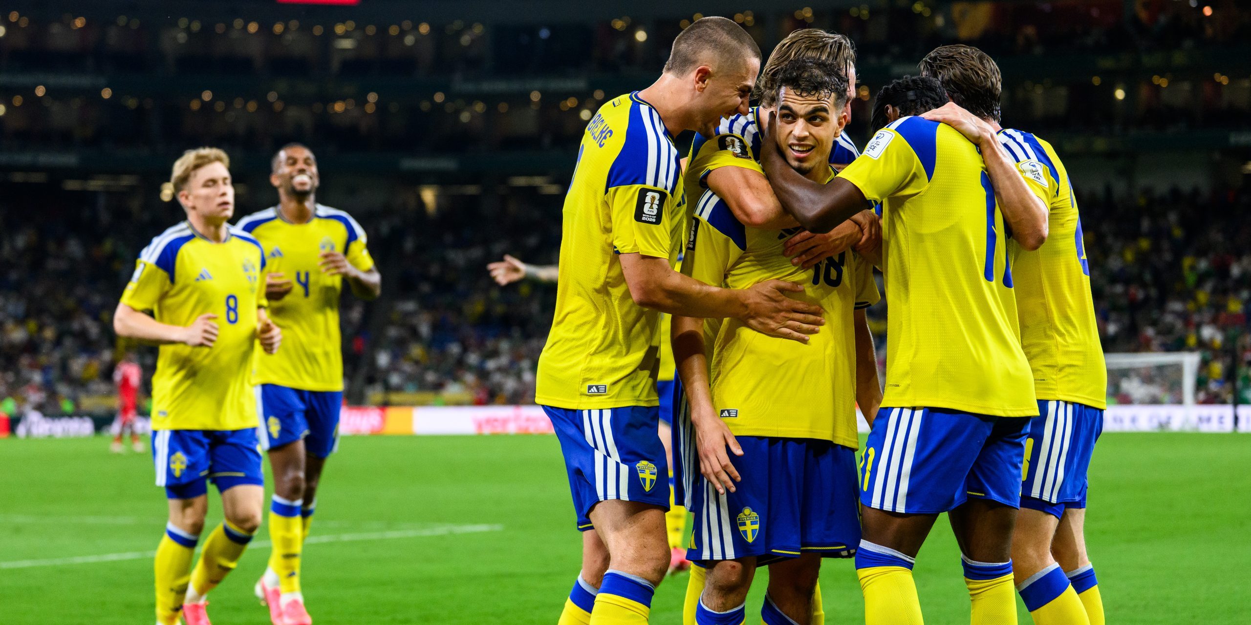 Yasin Ayari kramas om efter hans 5-1 mål mot Tunisien