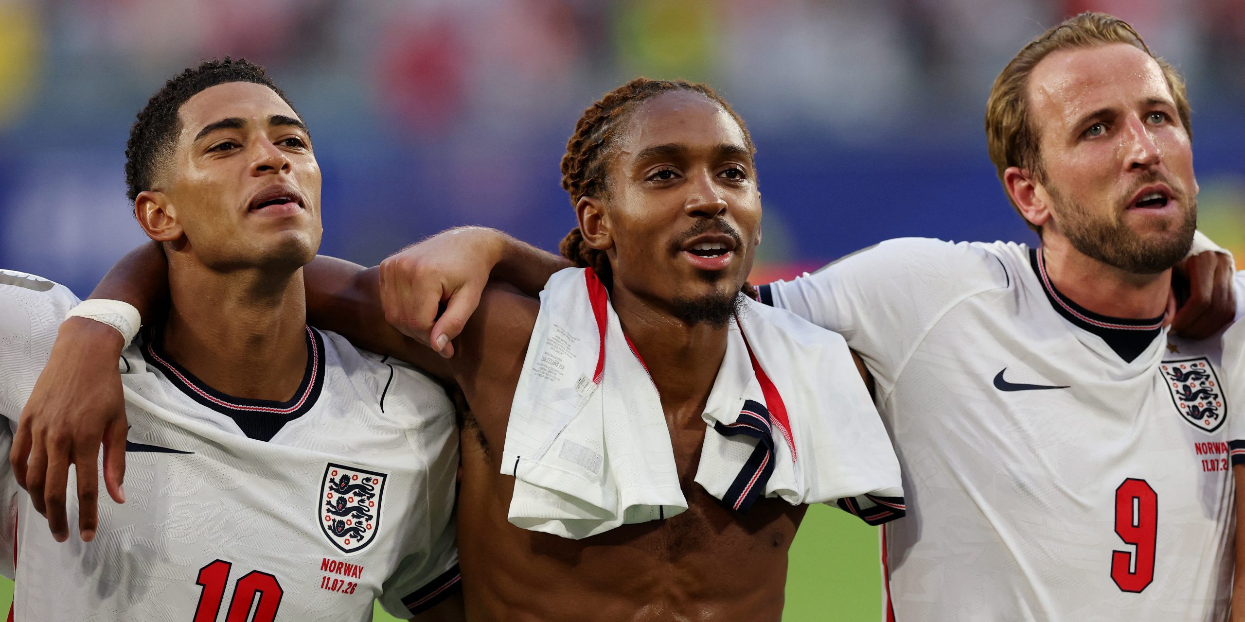 Jude Bellingham, Djed Spence och Harry Kane efter kvartsfinalsegern mot Norge i VM 2026