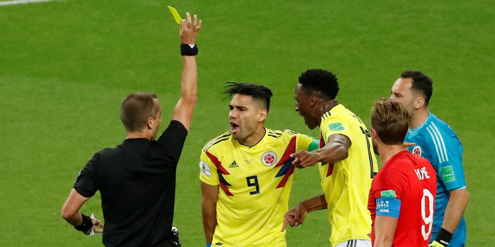 Domare håller upp gult kort under fotbolls vm 2018