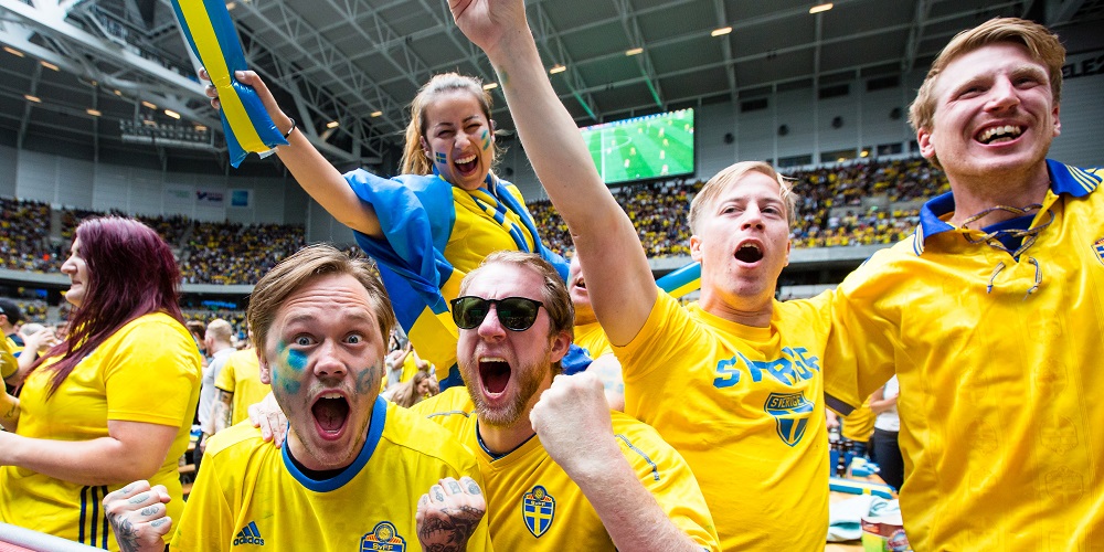 Svenska fotbollsfans på Tele2 Arena under fotbolls VM 2018