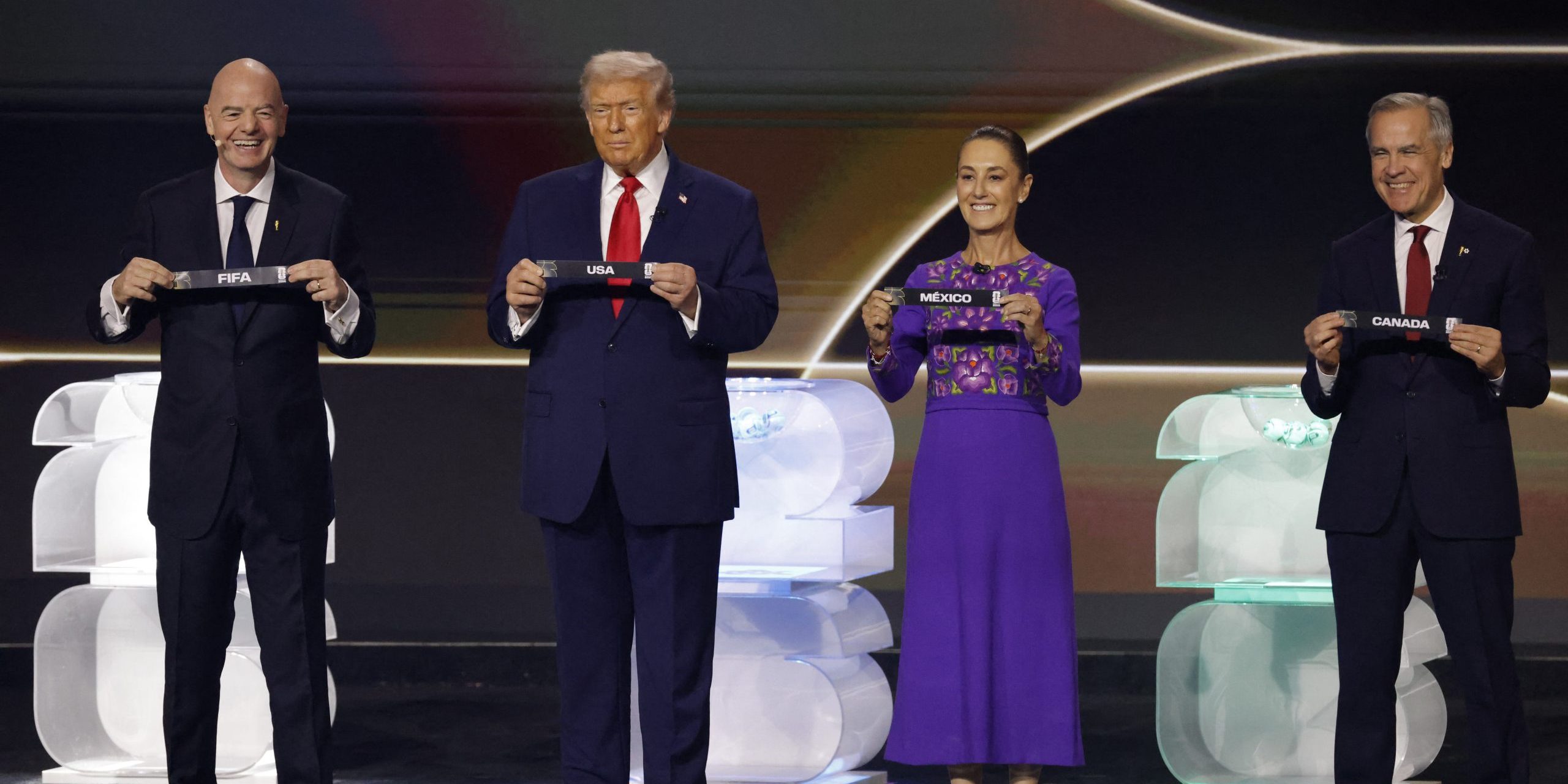 Fotboll, VM 2026, Lottning. Gianni Infantino, Donald Trump, Claudia Sheinbaum och Mark Carney